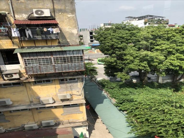 Tập thể 15C Kim Mã gần mặt đường lớn