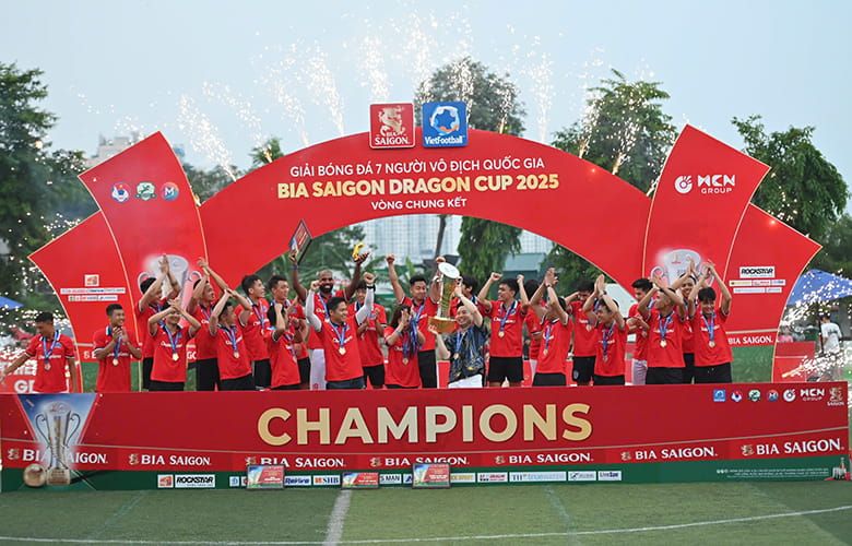thien-khoi-fc-vo-dich-giai-bong-da-7-nguoi-4.jpg