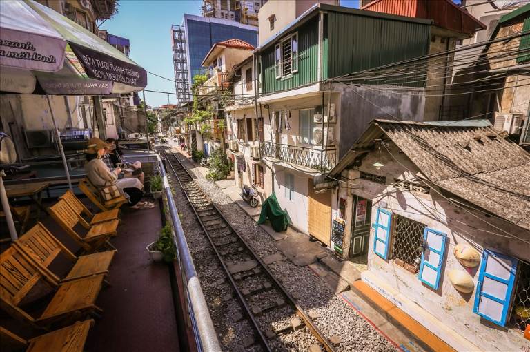 Tiếng ồn, khói bụi là những hình ảnh thực tế khi sống gần đường tàu