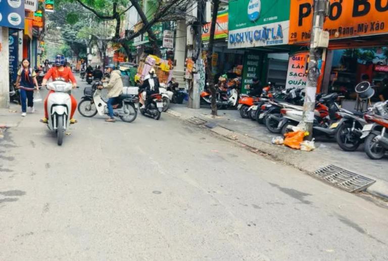 Phố kinh doanh sầm uất, giao thông nhộn nhịp