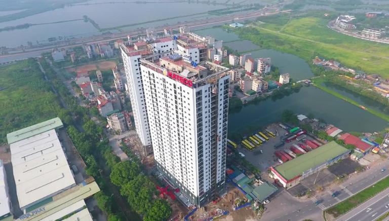 Khu chung cư nổi bật với chiều cao ấn tượng, tạo lạc gần sông và các trục giao thông lớn