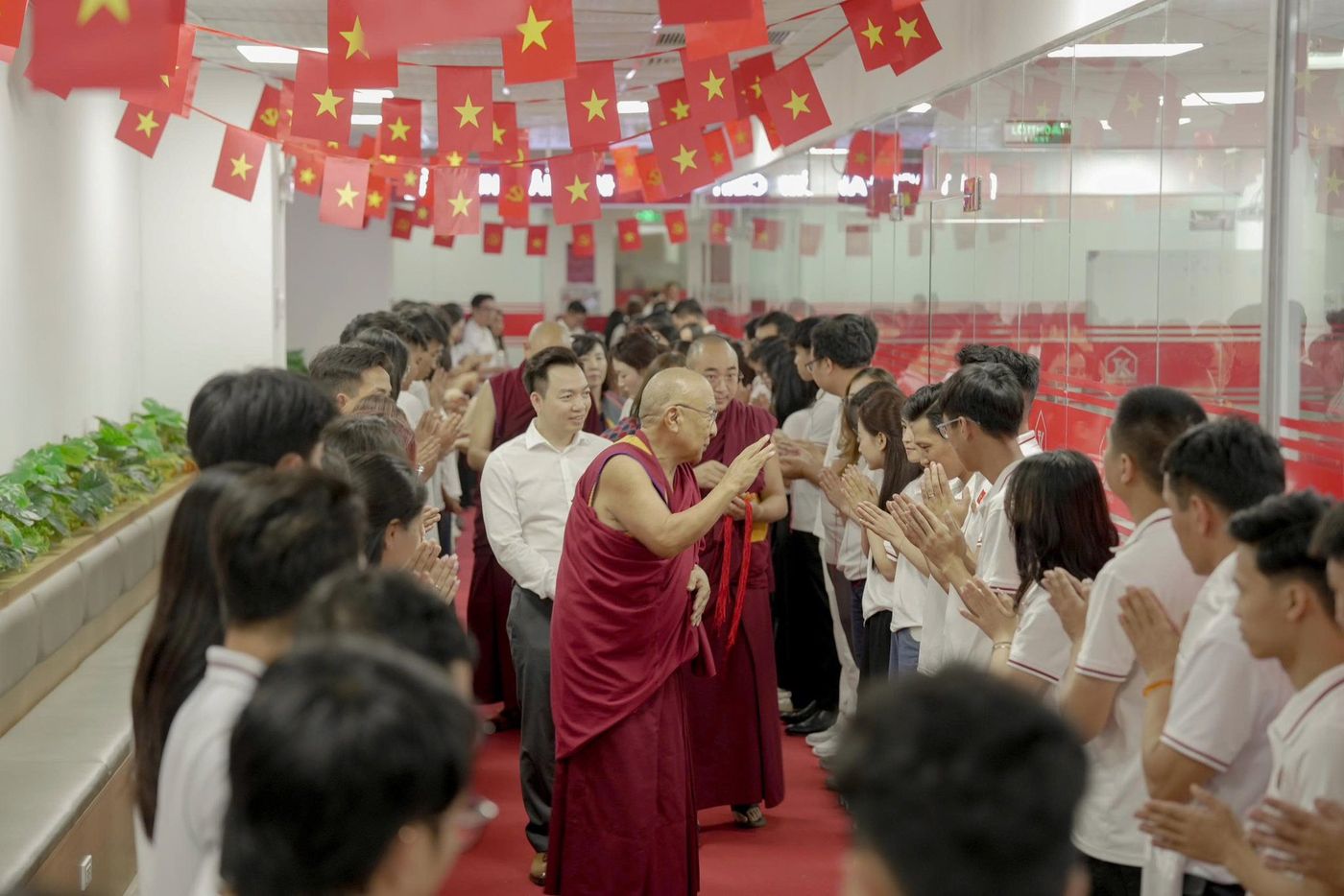 Tôn sư Lama Thamthog Rinpoche đã ban phát lộc gia trì, gieo hạt giống an lành và may mắn đến từng thành viên Thiên Khôi Group