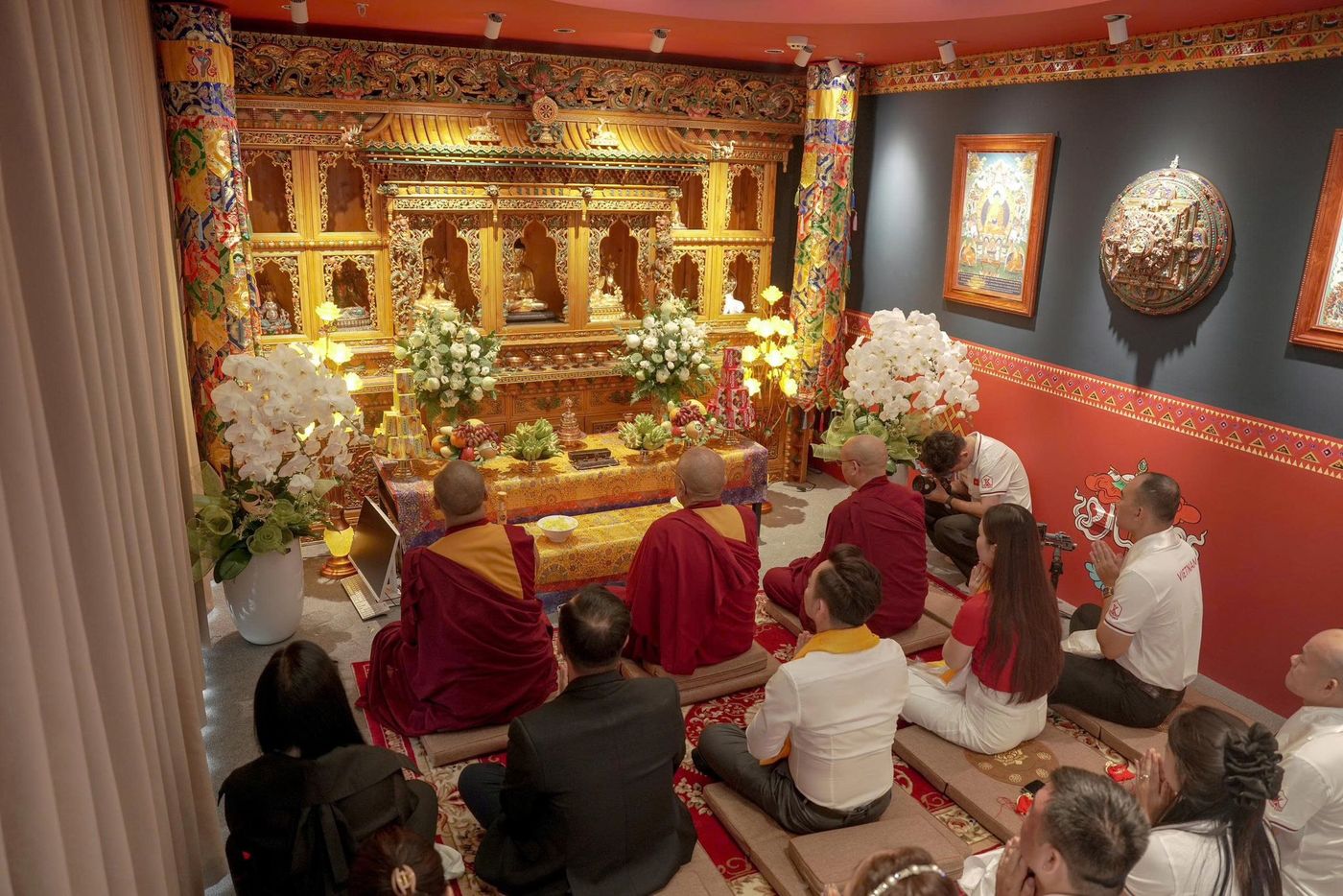 Tôn sư Thamthog Rinpoche gia trì phòng thờ tại Trụ sở Thiên Khôi Group