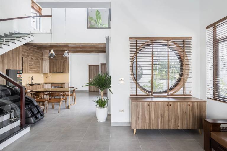  Mở đèn, mở rèm và thong gió khi vào nhà ngày đầu