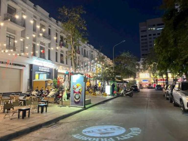 Tuyến đường phố tại Nhật Tân nhộn nhịp, sôi động