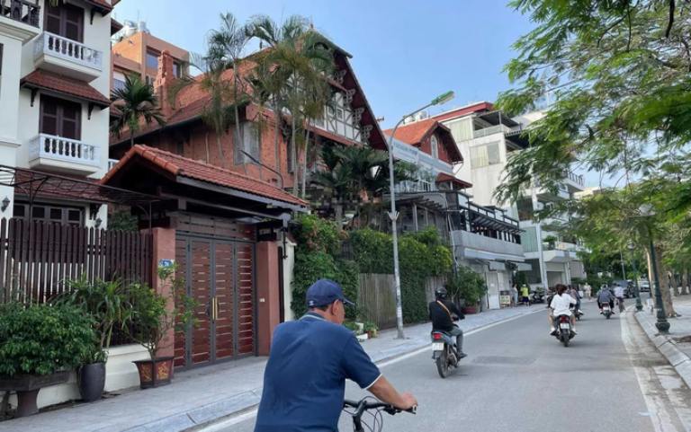 Khu dân cư yên tĩnh tại TQuảng An với nhiều biệt thự và nhà phố cao cấp