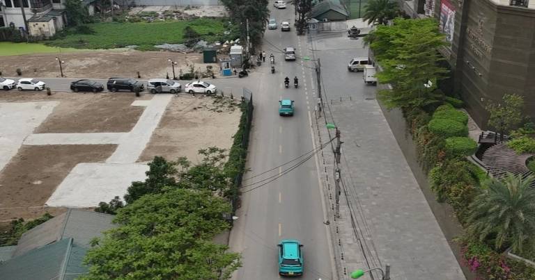 Đường có vị trí kết nối thuận tiện ra trục đường lớn và ven biển
