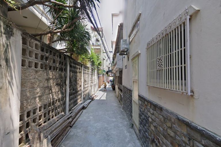 Nhà trong hẻm yên tĩnh giữa khu dân cư