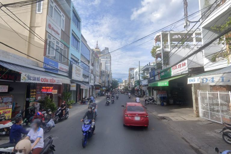 Vị trí Lê Độ không quá ồn ào nhưng vẫn nối trực tiếp tới những đường lớn