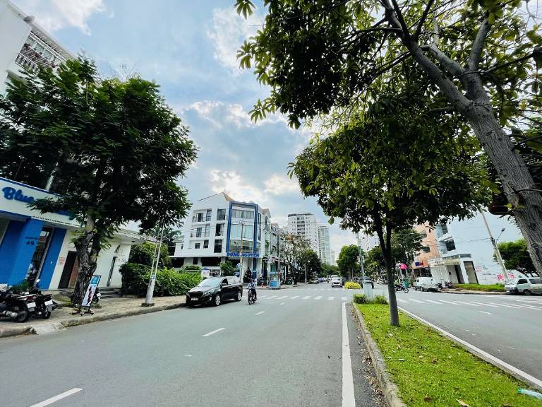 Nhà ở tuyến đường Hà Huy Tập kinh doanh sầm uất 