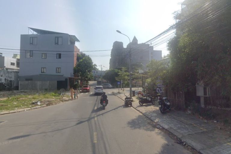 Nhà xa đường trục chính phù hợp mua để ở