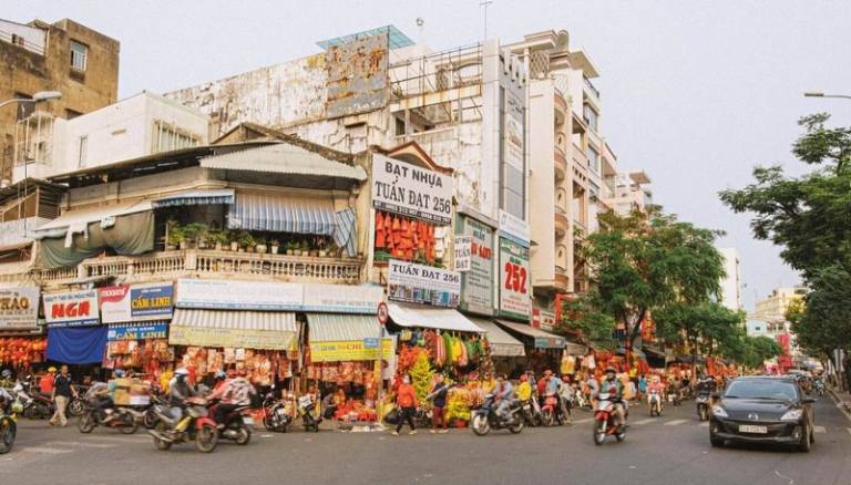 Tọa lạc ở vị trí trung tâm của quận 5 cũ