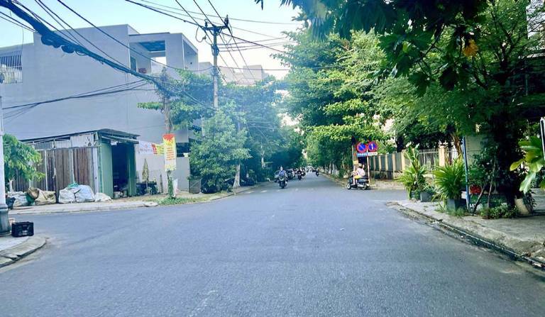 Đường Hồ Nguyên Trừng rộng rãi, khu dân cư yên tĩnh